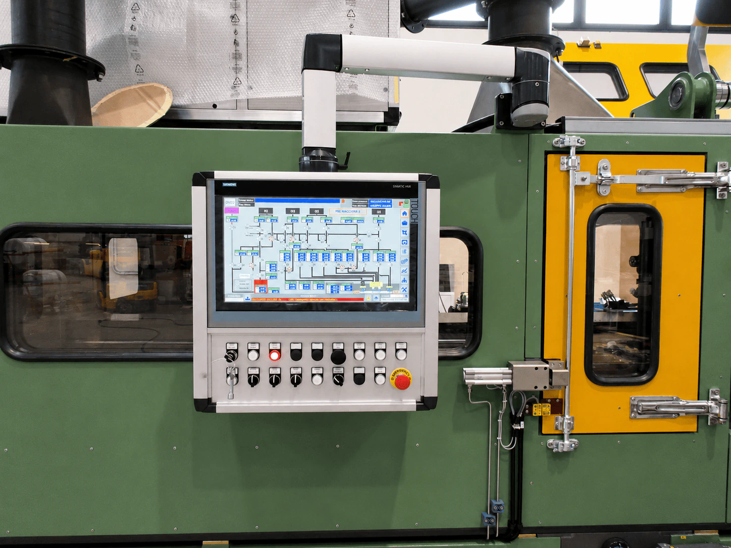 Pannello HMI industriale installato a bordo macchina per diagnostica, controllo e supervisione.
