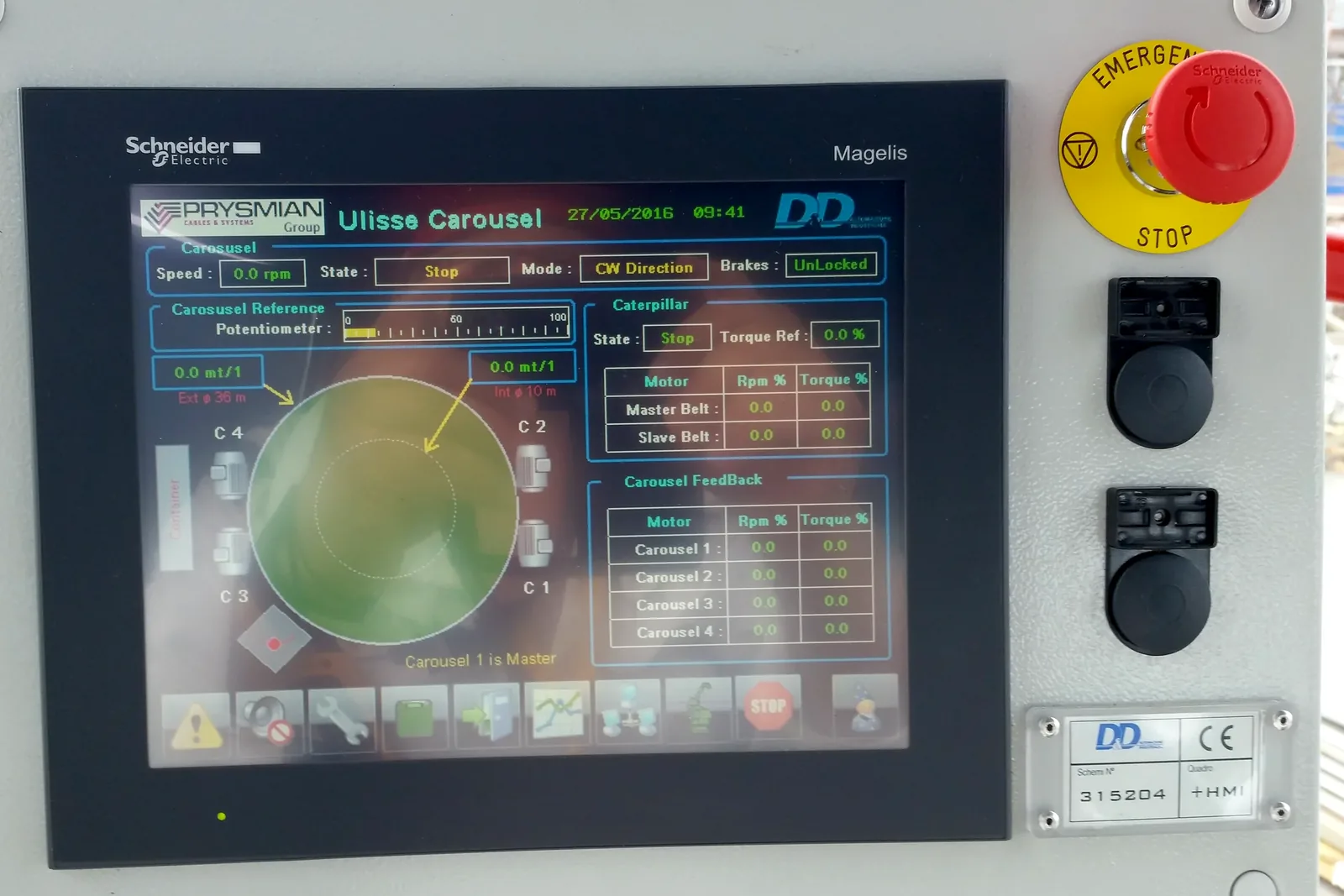 Un pannello operatore su un quadro grigio: a destra dello schermo il pulsante rosso di emergenza su fondo giallo, sotto la targhetta con il marchio D&D e la marcatura CE.