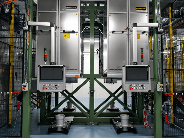 Le due torri affiancate viste dal piano terra: i forni in acciaio inox, un pannello operatore per torre, le colonne luminose e le recinzioni di sicurezza.