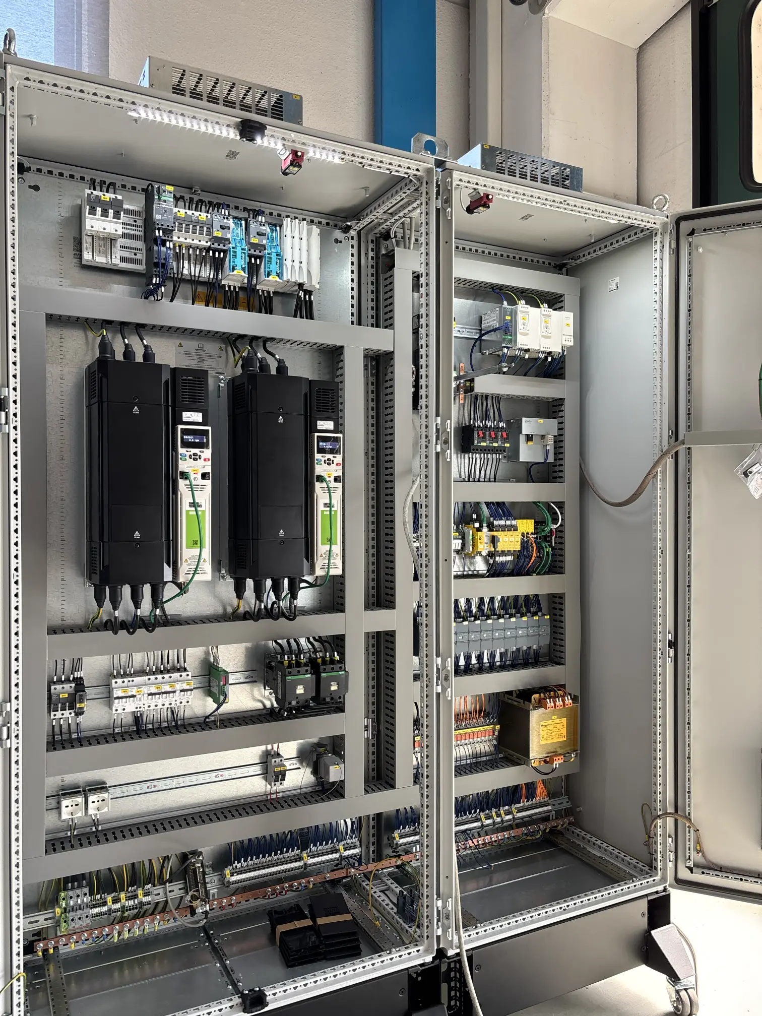 Armadio elettrico a due vani aperto: azionamenti, protezioni e morsettiere