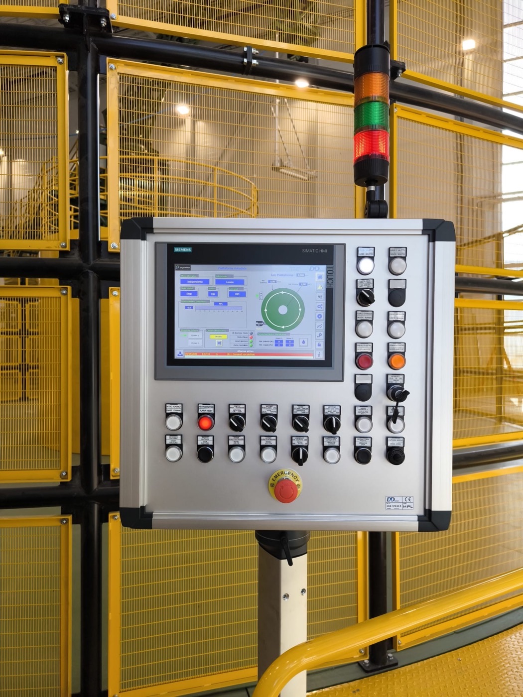 Tecnico al lavoro su software industriale