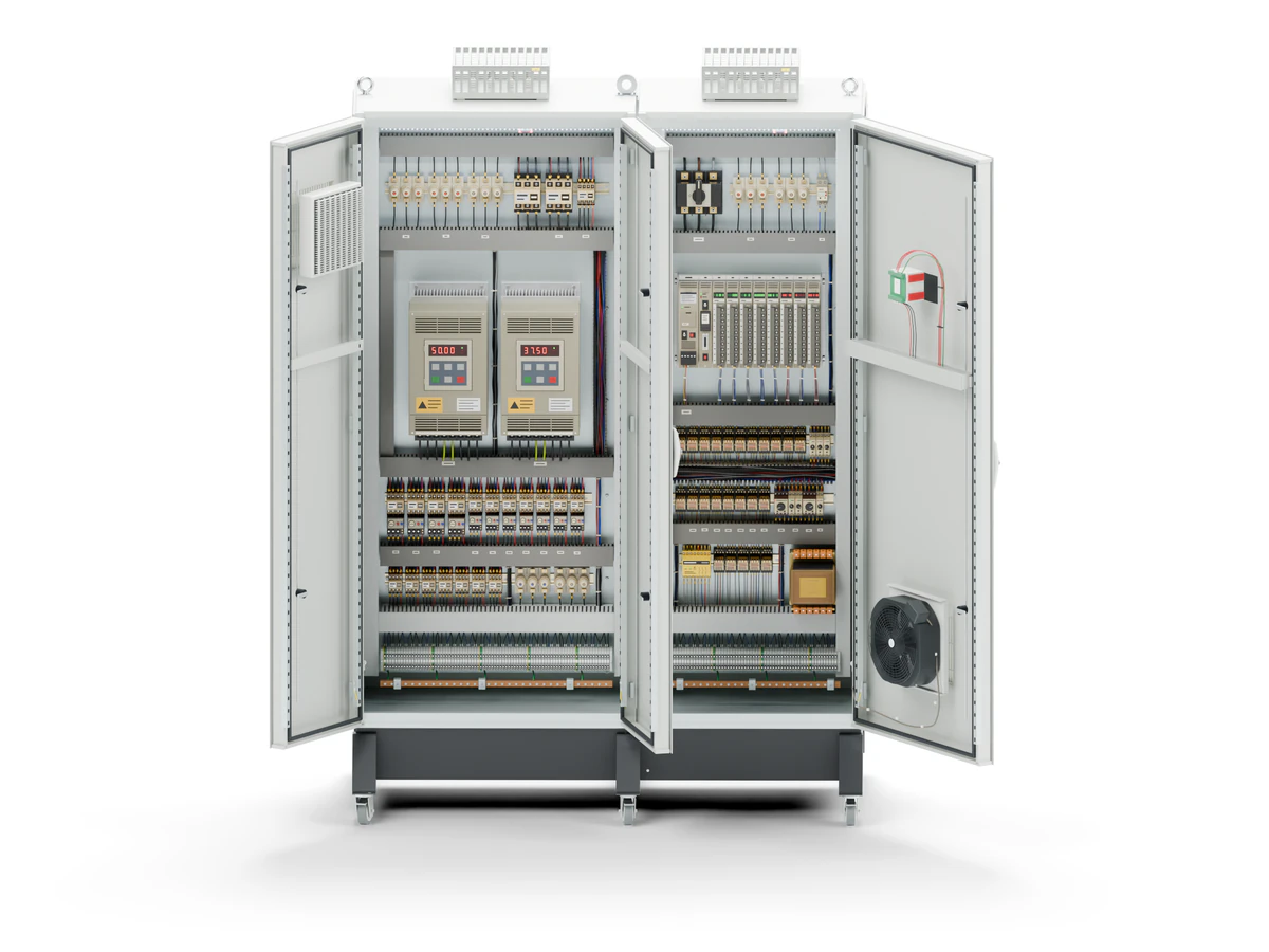 Reconstitution 3D&nbsp;: l’armoire électrique telle qu’elle était en 1994, portes ouvertes. Dans les deux colonnes, un automate en rack avec ses modules en boîtier bloc, des rangées de relais embrochables, des contacteurs avec leur relais thermique, des porte-fusibles à vis, deux variateurs de fréquence d’époque et des faisceaux de fils tenus par des colliers. En bas, les borniers de terrain.