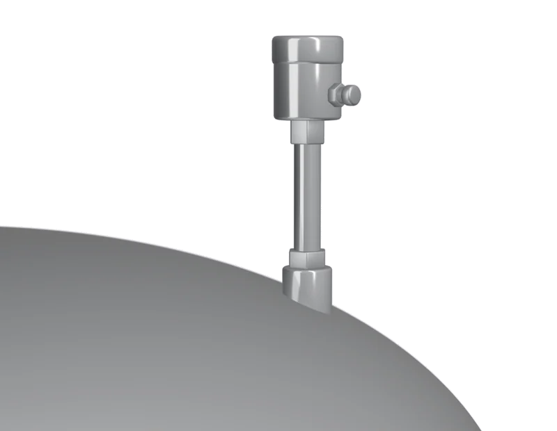 Primer plano de la sonda de temperatura: el vástago fino y el cabezal cilíndrico con el prensaestopas, que salen del acero pulido del fondo del reactor.